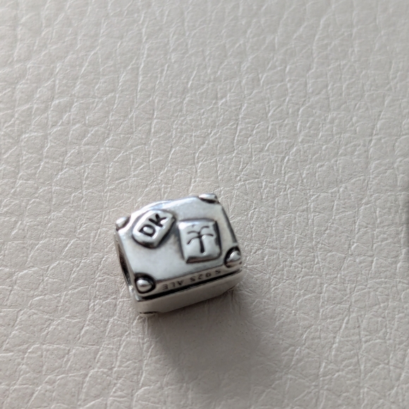 Pandora Suitcase Charm - Picture 4 of 10